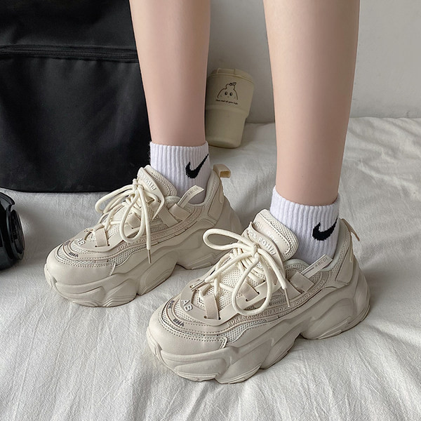 Jauna modeļa kedas ar uzrakstu un raupju zoli