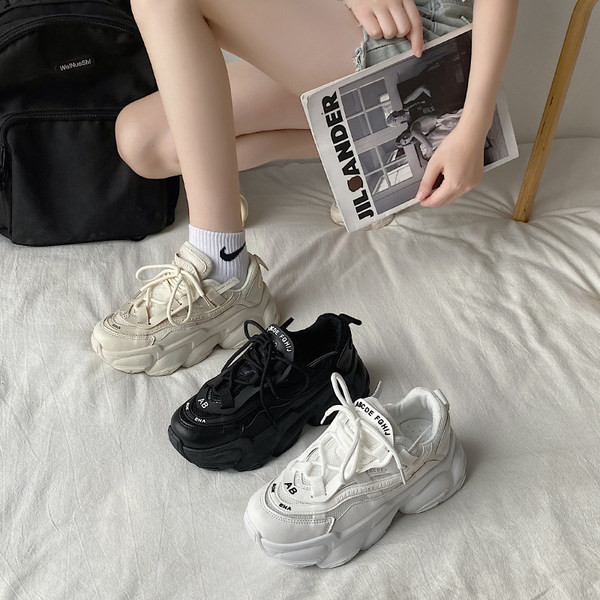 Jauna modeļa kedas ar uzrakstu un raupju zoli