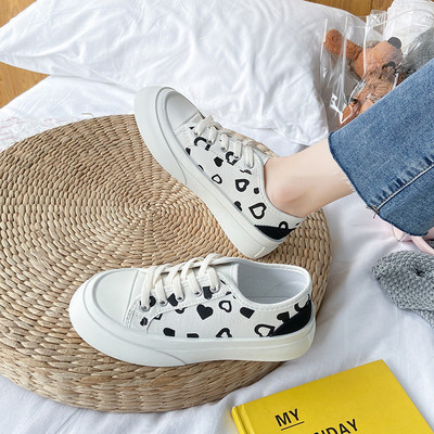 Aplikatsioonide ja lameda tallaga vabaajakangast tossud