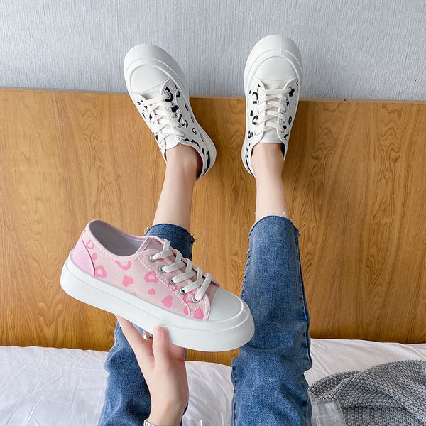 Aplikatsioonide ja lameda tallaga vabaajakangast tossud