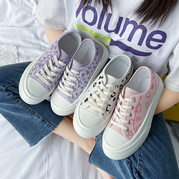 Aplikatsioonide ja lameda tallaga vabaajakangast tossud