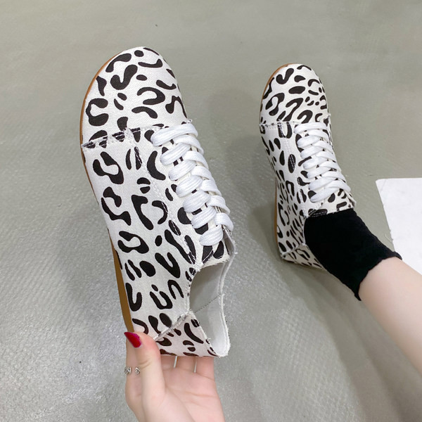 Loomamustriga vabaaja naiste lõuendist tossud