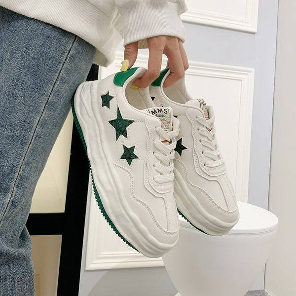 Naiste ökonahast tossud embleemi ja lipsudega