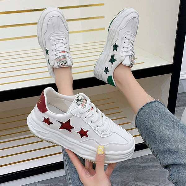 Naiste ökonahast tossud embleemi ja lipsudega