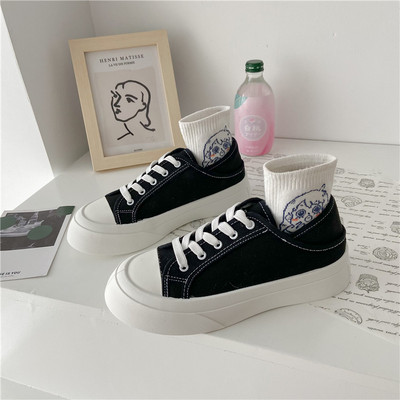 Ikdienas kedas no tekstila ar plakanu zoli un saitēm vairākās krāsās