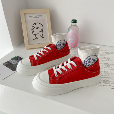 Ikdienas kedas no tekstila ar plakanu zoli un saitēm vairākās krāsās