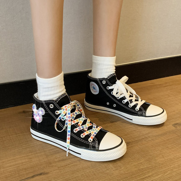 Ikdienas kedas no tekstila ar plakanu zoli un saitēm vairākās krāsās