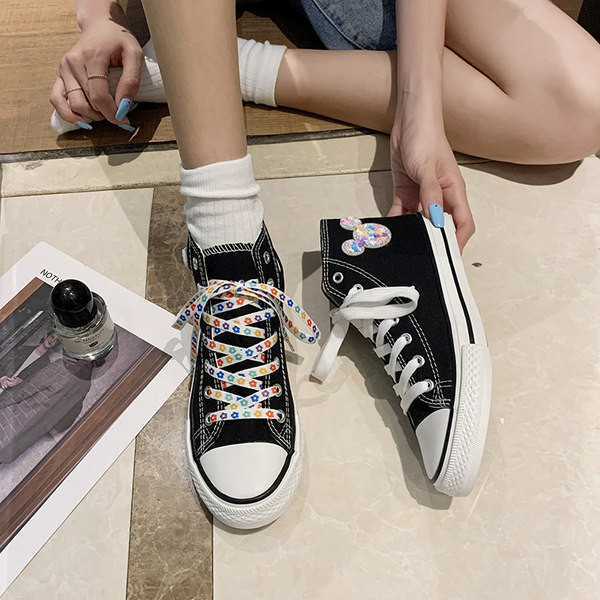 Ikdienas kedas no tekstila ar plakanu zoli un saitēm vairākās krāsās