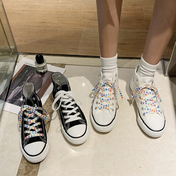 Ikdienas kedas no tekstila ar plakanu zoli un saitēm vairākās krāsās