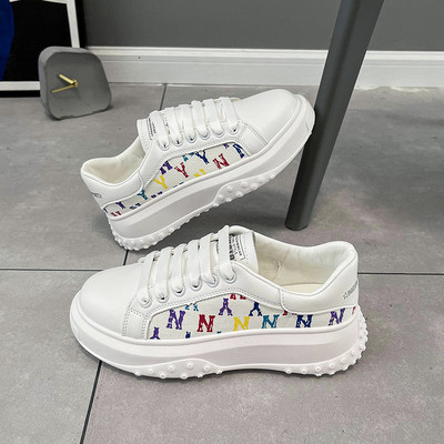 Jauns sieviešu kedu modelis ar aplikāciju divās krāsās