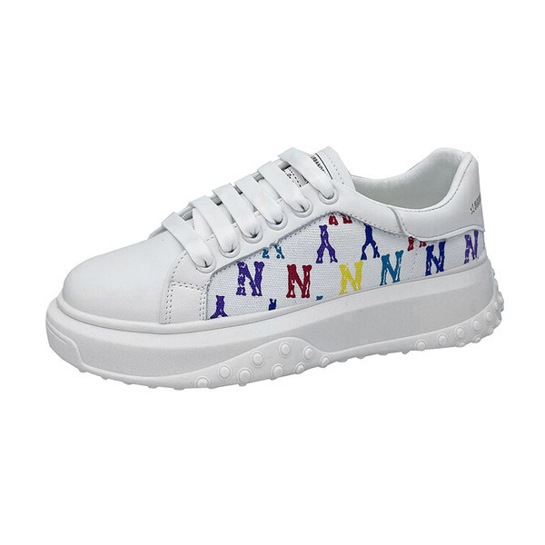 Jauns sieviešu kedu modelis ar aplikāciju divās krāsās