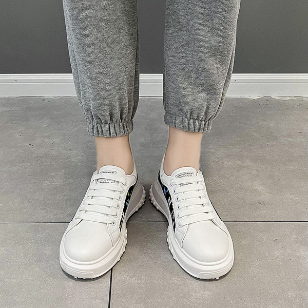 Jauns sieviešu kedu modelis ar aplikāciju divās krāsās