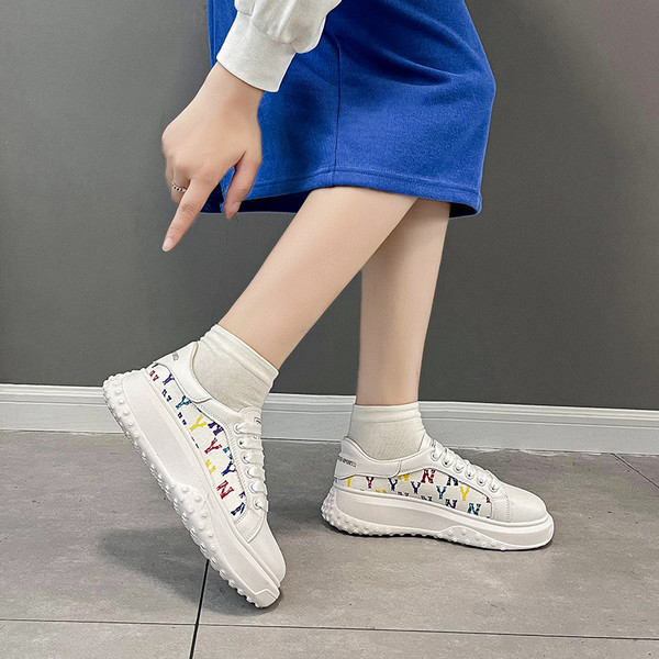 Jauns sieviešu kedu modelis ar aplikāciju divās krāsās