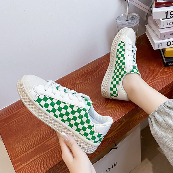 Kahes värvitoonis lameda tallaga vabaaja tossud