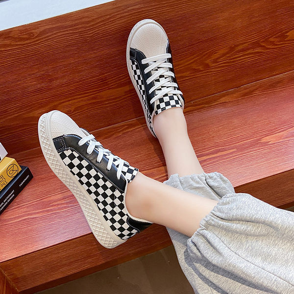 Kahes värvitoonis lameda tallaga vabaaja tossud