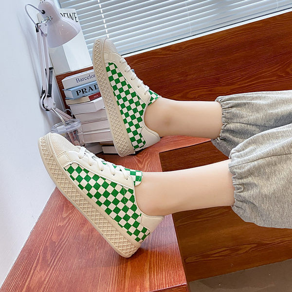 Kahes värvitoonis lameda tallaga vabaaja tossud