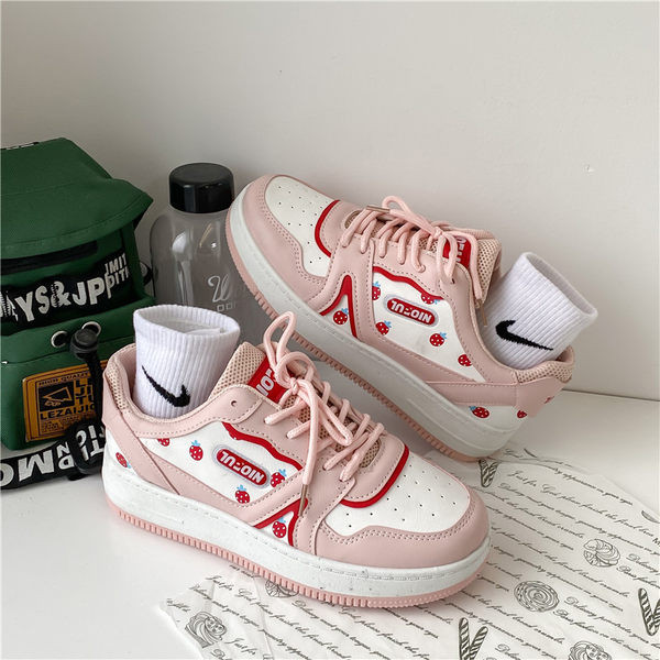 Moodsad paelte ja lameda tallaga tossud