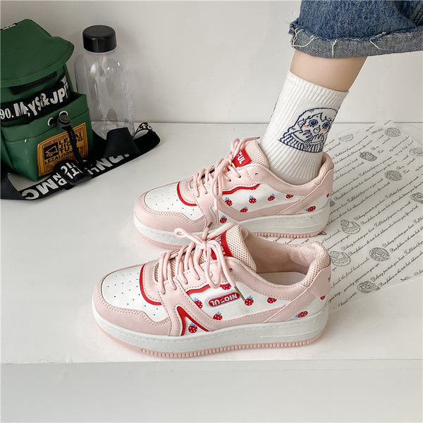 Moodsad paelte ja lameda tallaga tossud