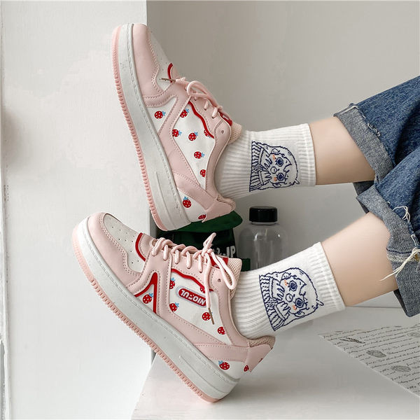 Moodsad paelte ja lameda tallaga tossud