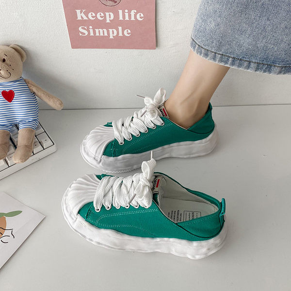 Kolmes värvitoonis lameda tallaga naiste lõuendist tossud