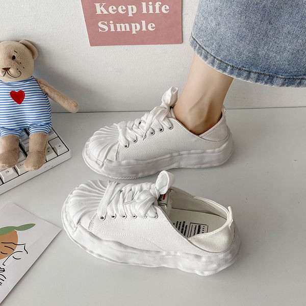 Kolmes värvitoonis lameda tallaga naiste lõuendist tossud