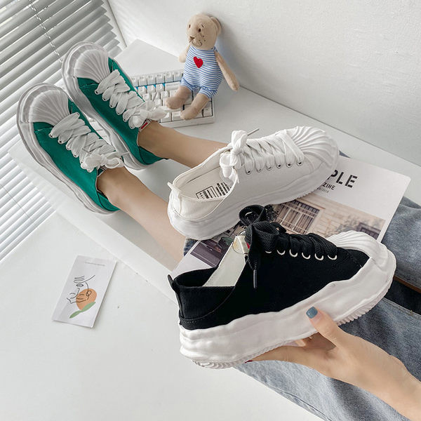 Kolmes värvitoonis lameda tallaga naiste lõuendist tossud