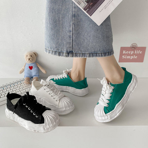 Kolmes värvitoonis lameda tallaga naiste lõuendist tossud