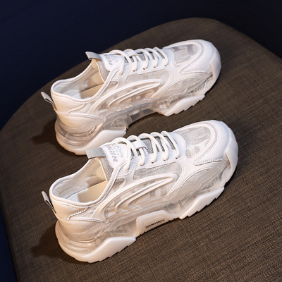 Naiste tossud, millel on läbipaistev osa ja kiri talla peal