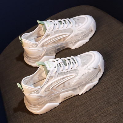 Naiste tossud, millel on läbipaistev osa ja kiri talla peal