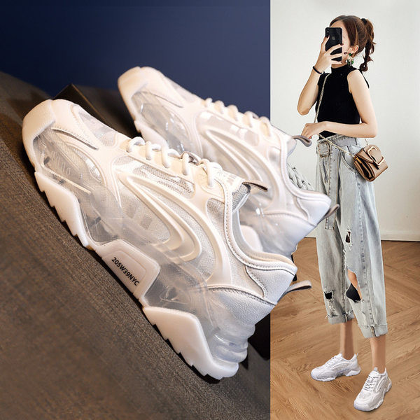 Naiste tossud, millel on läbipaistev osa ja kiri talla peal