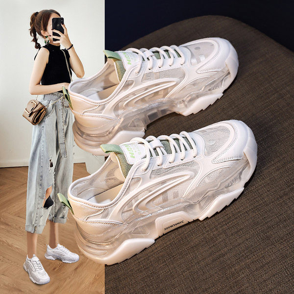 Naiste tossud, millel on läbipaistev osa ja kiri talla peal