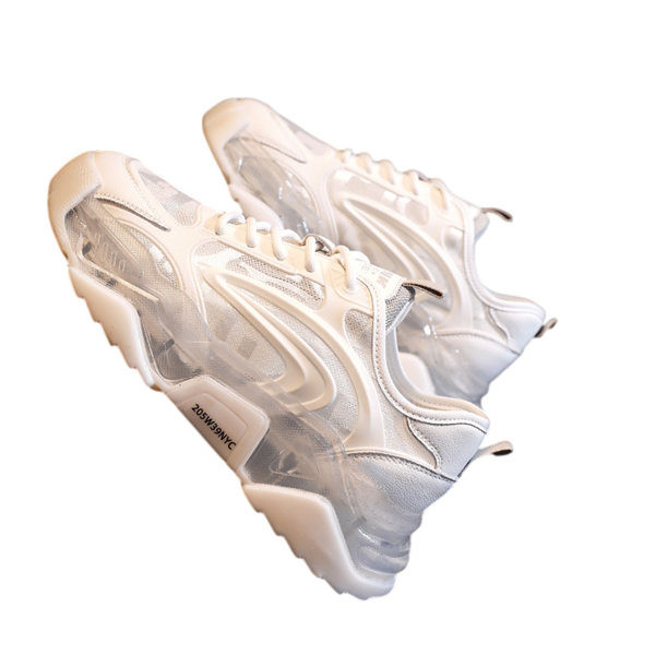 Naiste tossud, millel on läbipaistev osa ja kiri talla peal