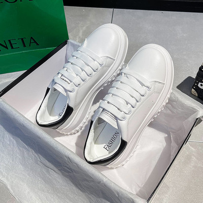 Jauns sieviešu mākslīgās ādas kedu modelis baltā krāsā