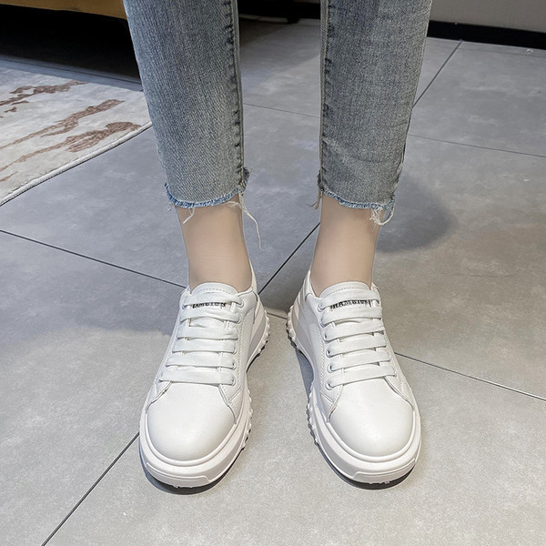 Jauns sieviešu mākslīgās ādas kedu modelis baltā krāsā