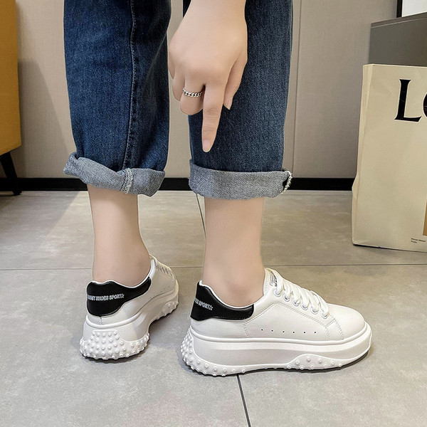 Jauns sieviešu mākslīgās ādas kedu modelis baltā krāsā