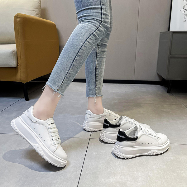 Jauns sieviešu mākslīgās ādas kedu modelis baltā krāsā