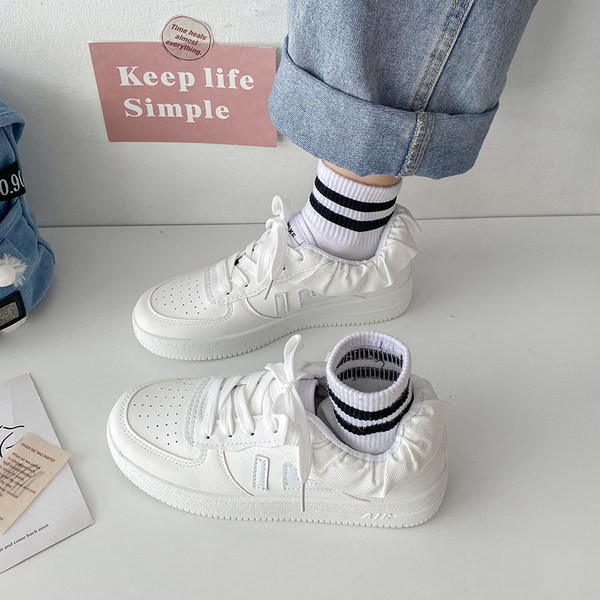 Sieviešu kedas no eko ādas ar lokām