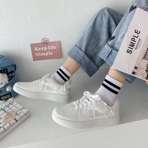 Sieviešu kedas no eko ādas ar lokām