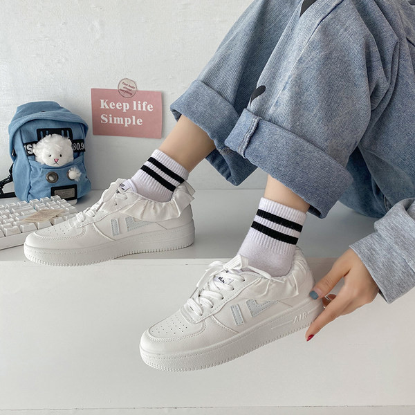 Sieviešu kedas no eko ādas ar lokām