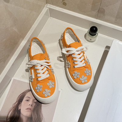 Moodsad pärlite ja kivikestega naiste tossud