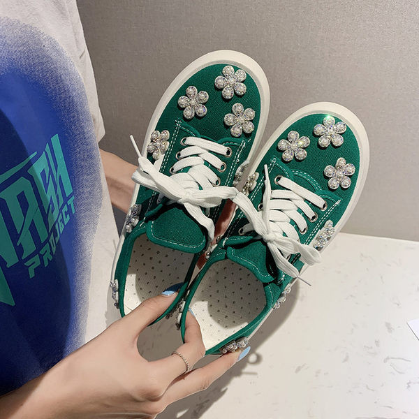 Moodsad pärlite ja kivikestega naiste tossud