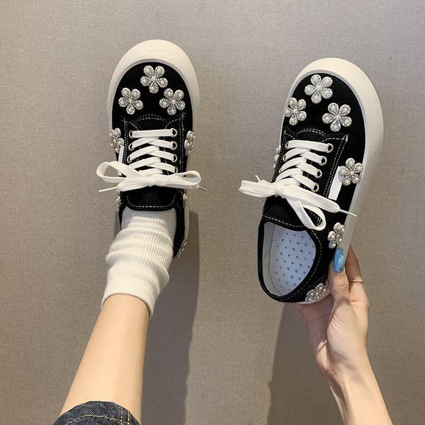 Moodsad pärlite ja kivikestega naiste tossud