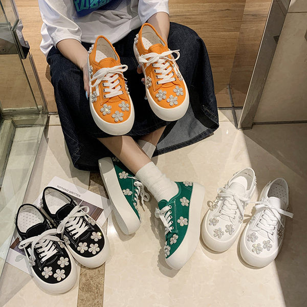 Moodsad pärlite ja kivikestega naiste tossud