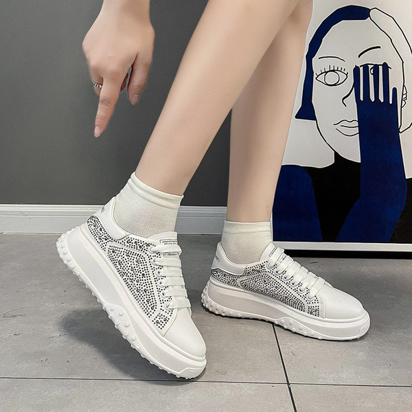 Jauns sieviešu ikdienas kedu modelis no eko ādas ar akmeņiem