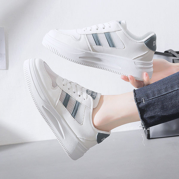 Sporta elpojošas kedas ar plakanu zoli un uzrakstu sievietēm