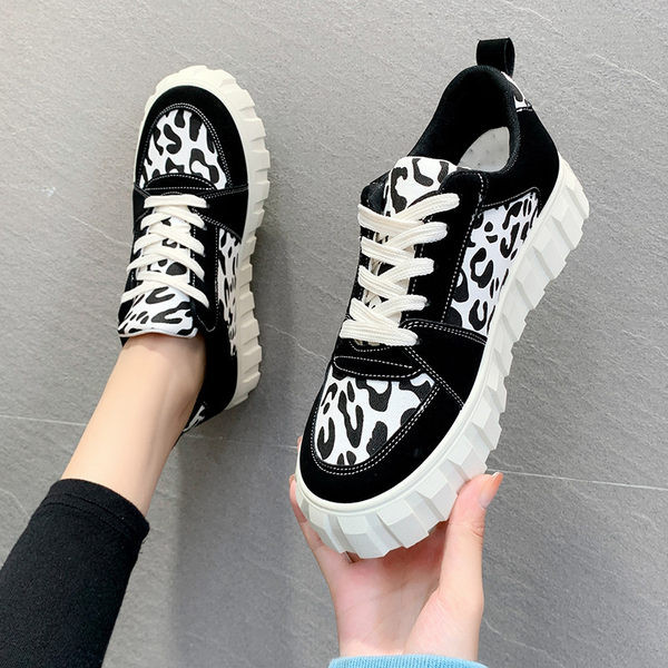 Moodsad loomamustri ja lameda tallaga tossud