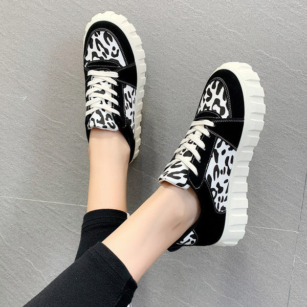 Moodsad loomamustri ja lameda tallaga tossud