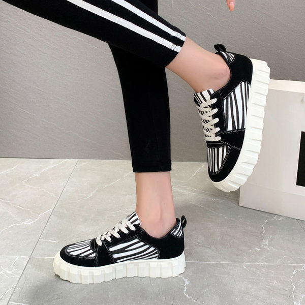 Moodsad loomamustri ja lameda tallaga tossud