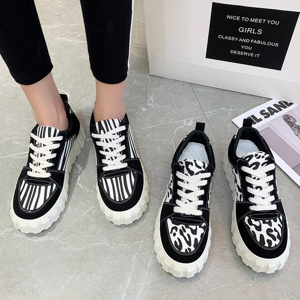 Moodsad loomamustri ja lameda tallaga tossud