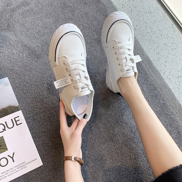 Uus mudel paelte ja lameda tallaga nahast naiste tossud